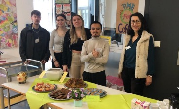 Schüler*innen bieten Snacks am Tag der offenen Tür 2025 an
