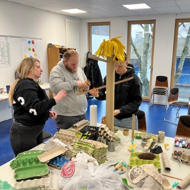 Schüler*innen der HEP beim Upcycling am Umwelttag