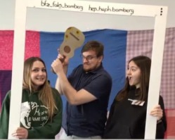 Schüler*innen in der Fotobox am TdoT